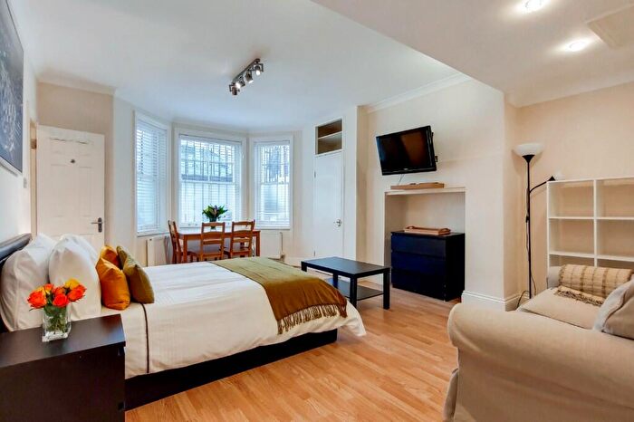 2 Bedroom Flat To Rent In Bell Street, London, NW1