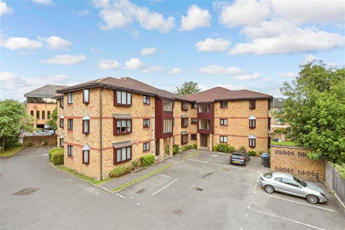 1 Bedroom Flat For Sale In St. George's Close, Horley, Surrey, RH6
