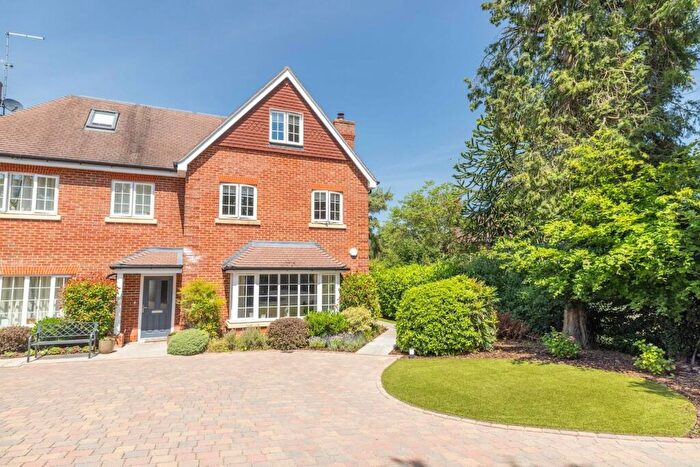 4 Bedroom Semi-Detached House For Sale In Poyle Lane, Burnham, SL1