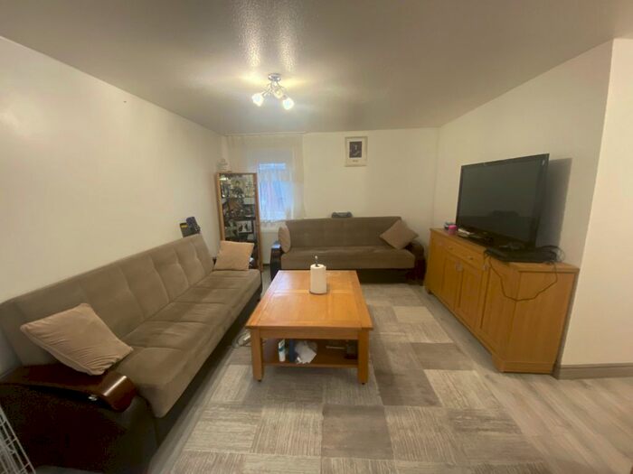 2 Bedroom Flat To Rent In Plevna Crescent, London, N15