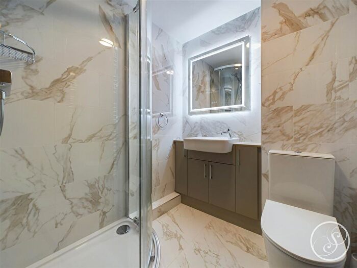 2 Bedroom Flat To Rent In Highthorne Court, Shadwell, LS17