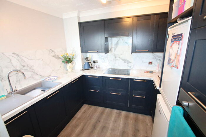 1 Bedroom Flat For Sale In Imperial Court, Marine Parade West, Clacton On Sea, CO15