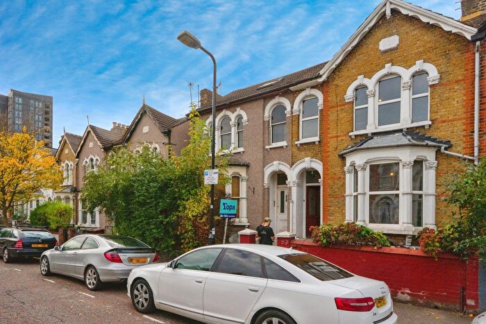 2 Bedroom Maisonette For Sale In Stainforth Road, London, E17