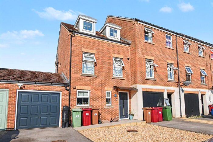 3 Bedroom Town House For Sale In Pinewood Close, Scunthorpe, DN16