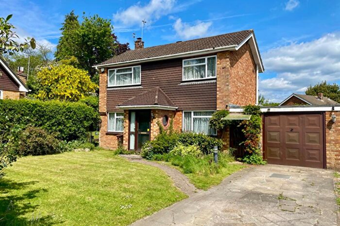 3 Bedroom Link Detached House For Sale In Hill Road, Farnham, GU9