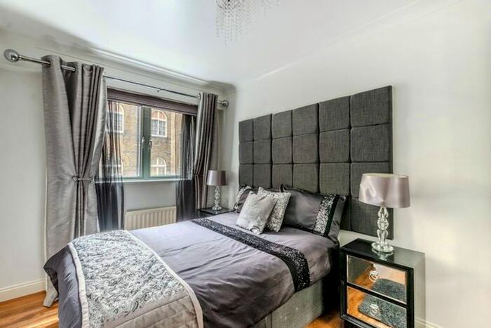 3 Bedroom Flat To Rent In Vauxhall Bridge Road, Westminster, London, SW1V