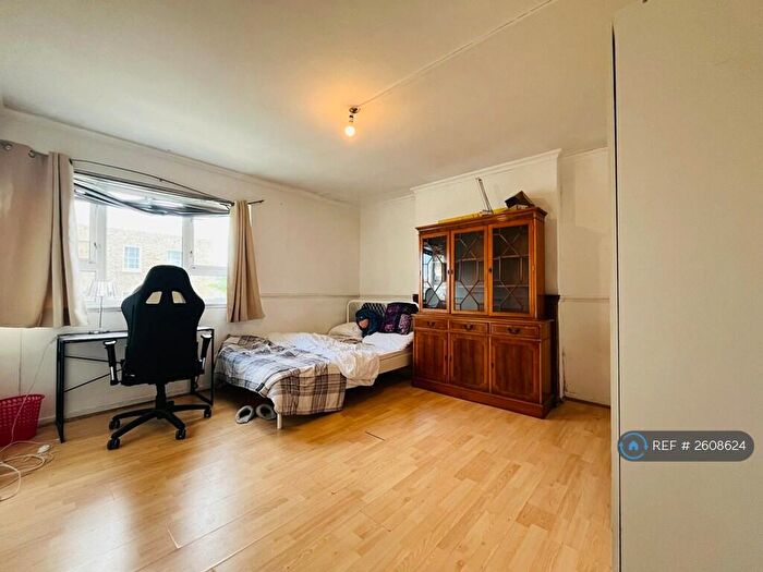 3 Bedroom Flat To Rent In Penrose House, London, SE17