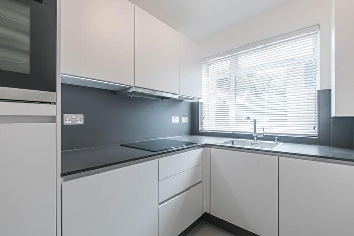 2 Bedroom Flat To Rent In Flat Ellington Court, N14