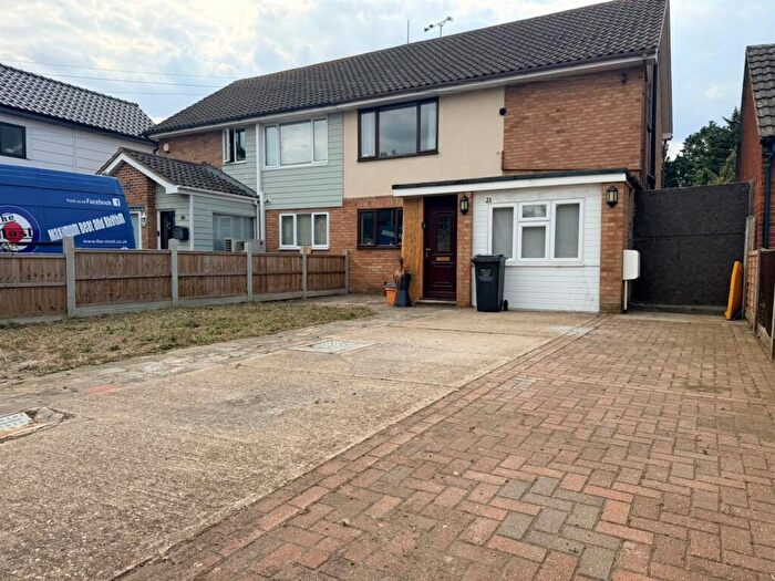3 Bedroom Semi Detached House For Sale In High Road North, Laindon, Basildon, SS15