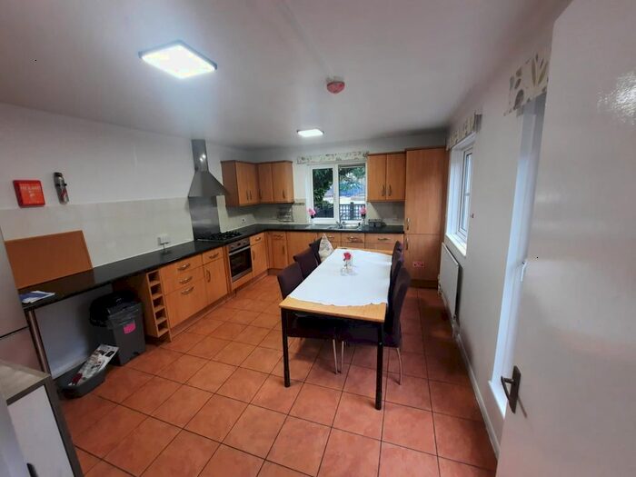 4 Bedroom Detached House To Rent In Mandela Street, Oval, London, SW9