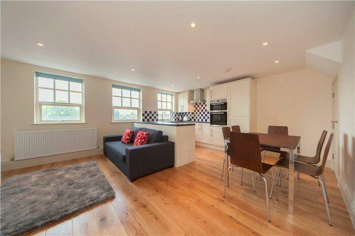 3 Bedroom Flat To Rent In South Worple Way, Mortlake, SW14