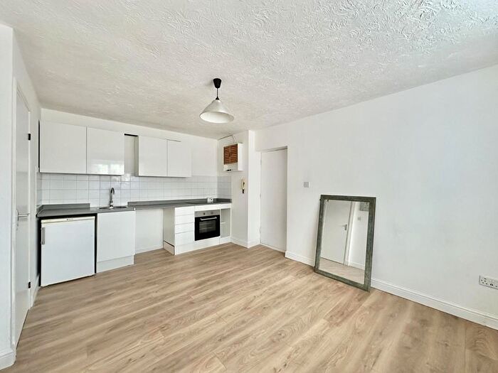 1 Bedroom Flat For Sale In Willenhall Drive, Hayes, UB3