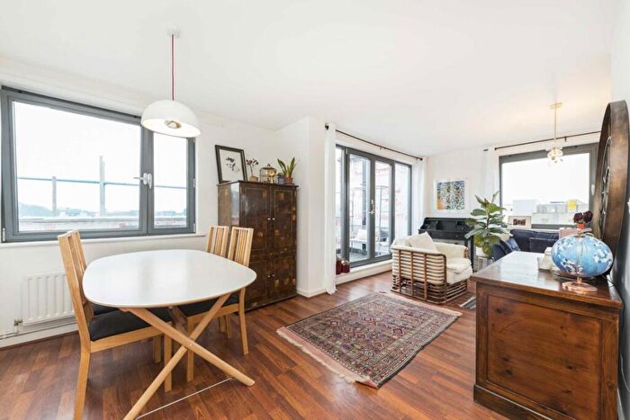 2 Bedroom Flat To Rent In Triangle Road, Hackney, E8