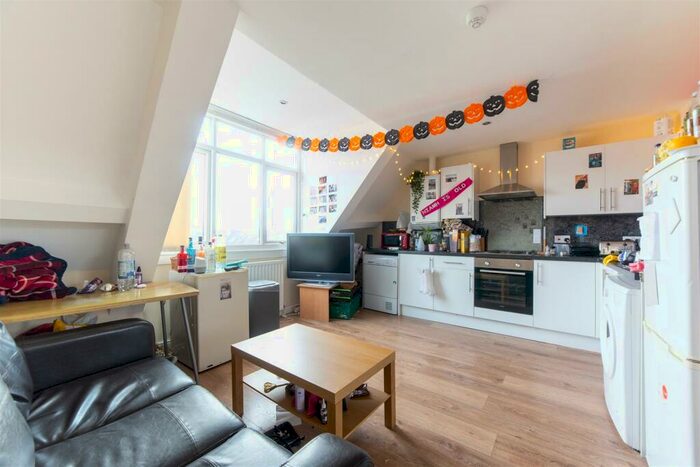 3 Bedroom Apartment To Rent In £pppw Osborne Road, Jesmond, Newcastle Upon Tyne, NE2