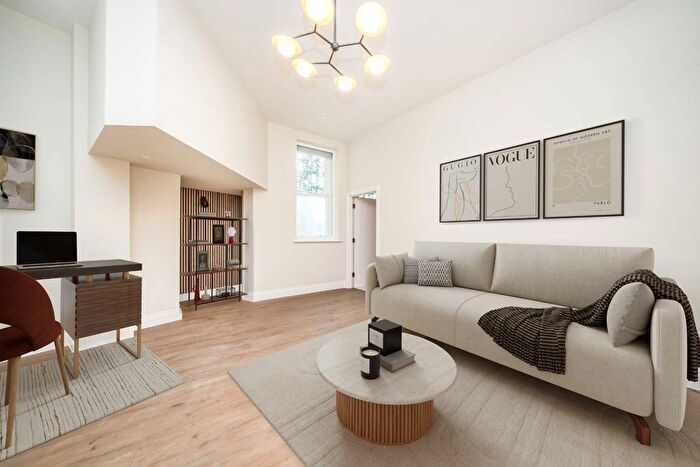 1 Bedroom Flat For Sale In Park Road, Hampton Wick, KT1