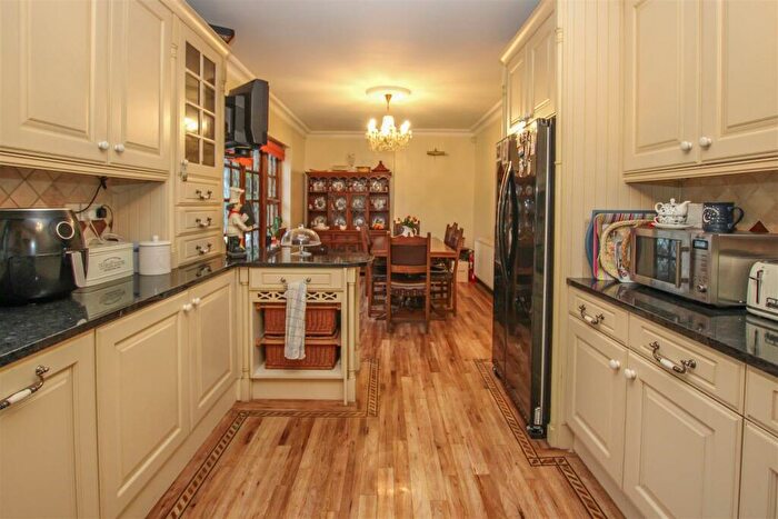 5 Bedroom Detached House For Sale In Nags Head Lane, Brentwood, CM14