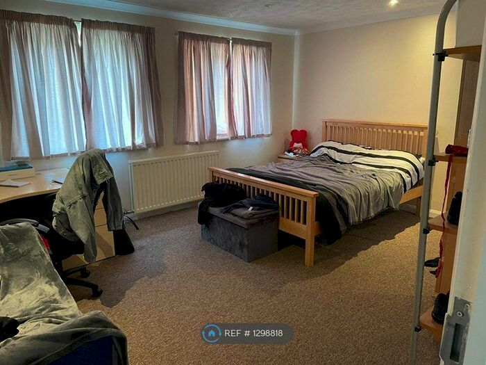 3 Bedroom Flat To Rent In Bishops Rise, Hatfield, AL10