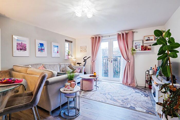 2 Bedroom Flat For Sale In Fife Way, Aylesham, Canterbury, CT3