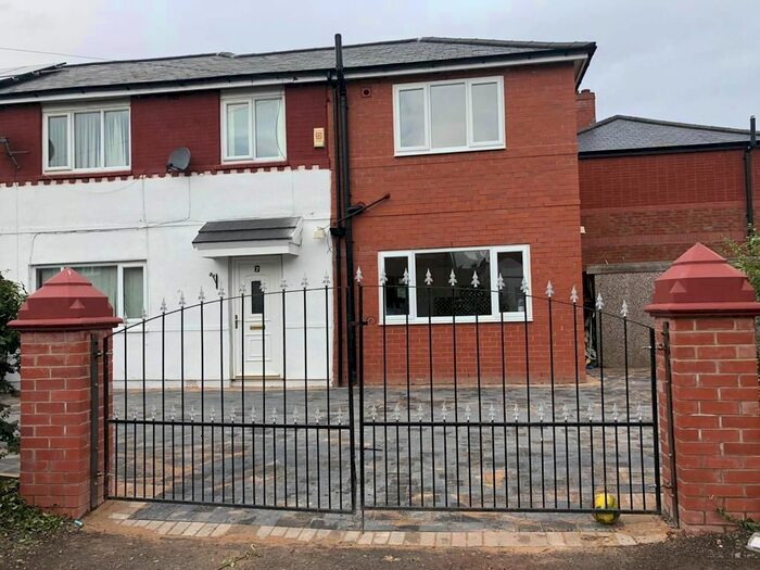 5 Bedroom Semi-Detached House To Rent In Halebank Avenue, Manchester M20