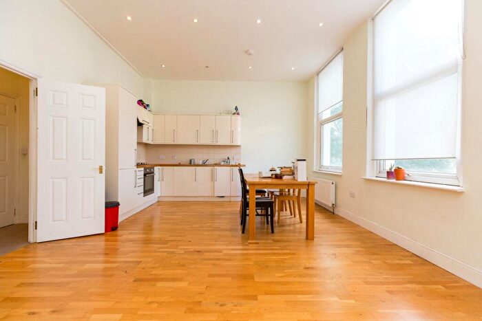 2 Bedroom Apartment For Sale In Holloway Road, Islington, London, N7