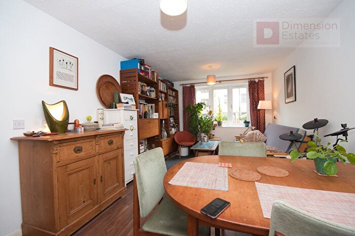 1 Bedroom Flat To Rent In Riverside Close, Upper Clapton, Hackney, London, E5