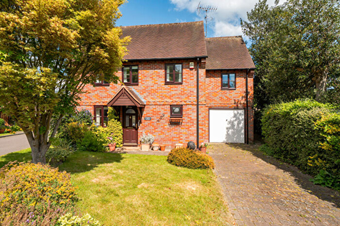 3 Bedroom Cottage For Sale In Pump Meadow, Great Missenden, HP16