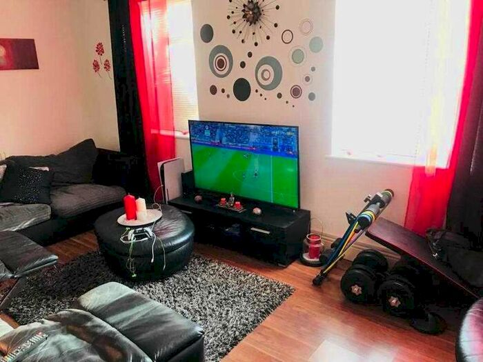 3 Bedroom Detached House To Rent In St Pauls Avenue, Slough, SL2