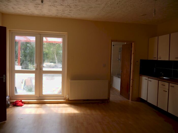 2 Bedroom Flat To Rent In Southfield Drive, Leicester, LE2