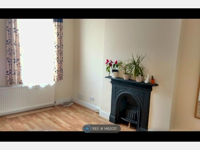 2 Bedroom Flat To Rent In Bowes Road, London, N13