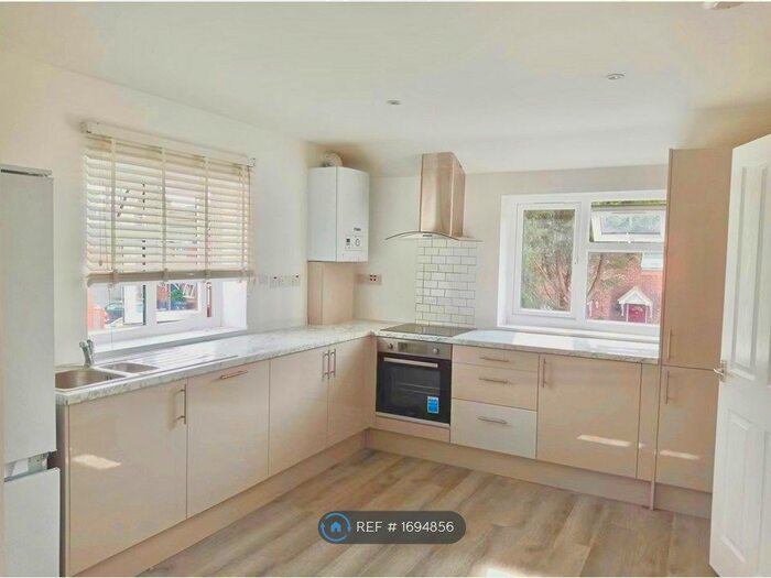 3 Bedroom Flat To Rent In Willow Road, New Malden, KT3