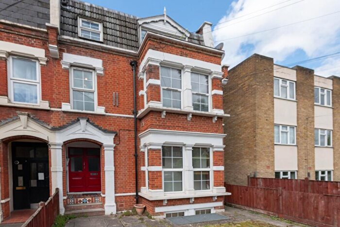 2 Bedroom Ground Maisonette For Sale In Teesdale Road, London, E11
