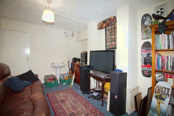 1 Bedroom Flat To Rent In Back Brudenell Mount, Hyde Park, Leeds, LS6