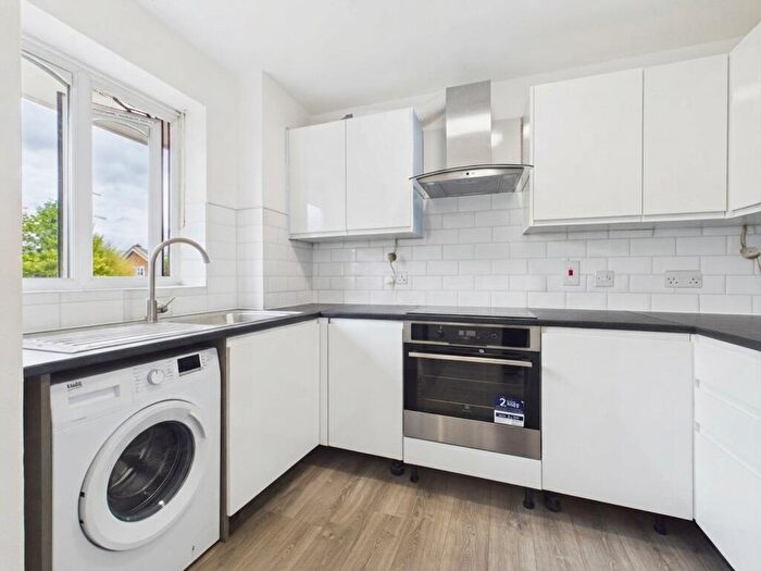 2 Bedroom Flat To Rent In Missenden Gardens, Burnham, Slough, SL1