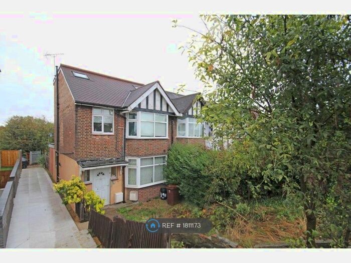 3 Bedroom Flat To Rent In Western Avenue, London, W3