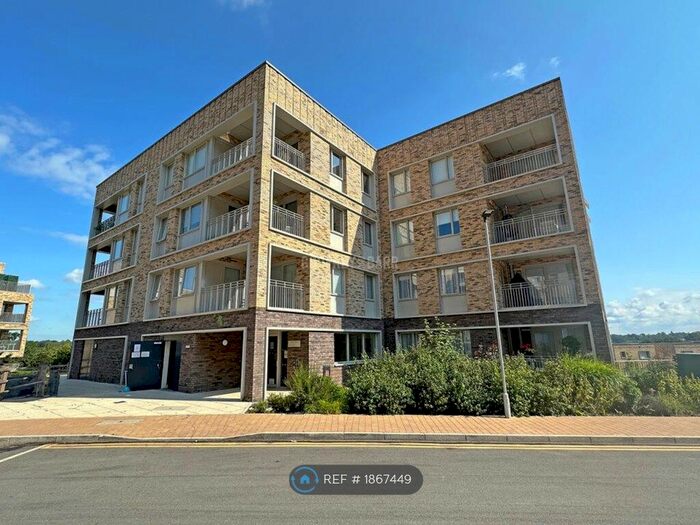 3 Bedroom Flat To Rent In Callow House, London, NW7