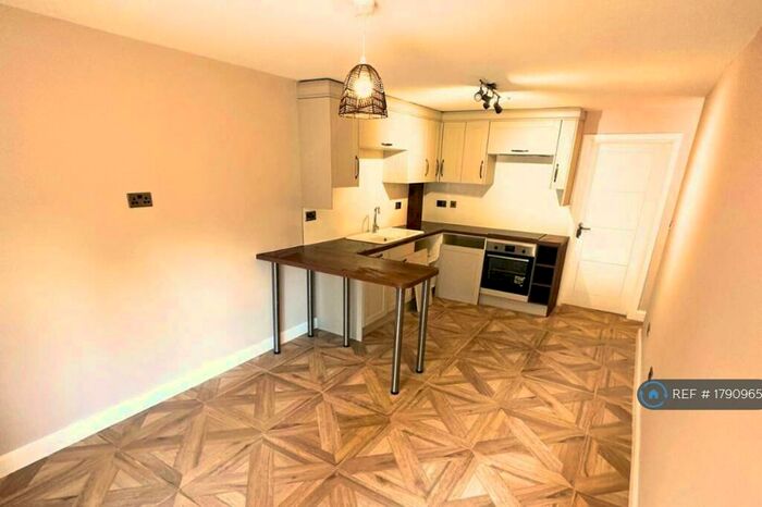 2 Bedroom Maisonette To Rent In Eastbrook Close, Woking, GU21