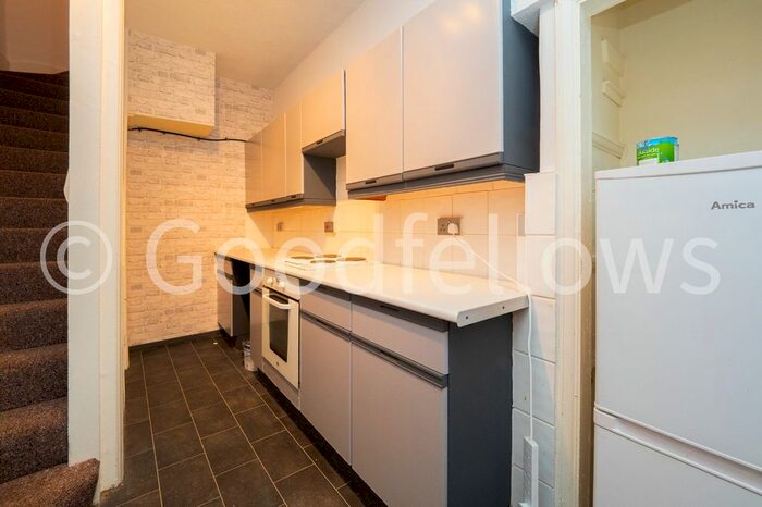 2 Bedroom Maisonette To Rent In Stonecot Hill, Sutton, Surrey, SM3