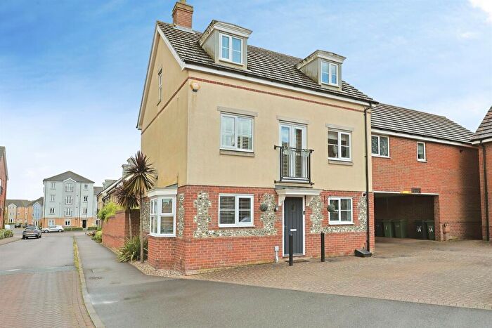 4 Bedroom Link Detached House For Sale In Woodpecker Way, Costessey, Norwich, NR8