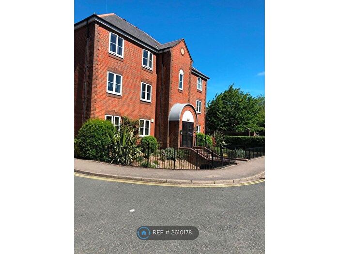 2 Bedroom Flat To Rent In Waterside Court, Alton, GU34