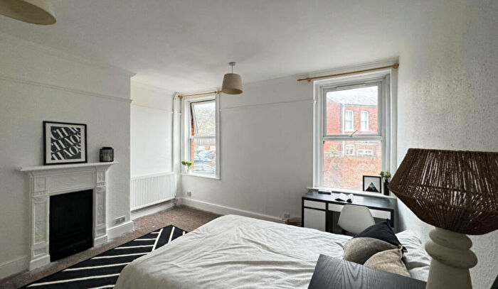 10 Bedroom End Of Terrace House To Rent In West Parade - Bed, LN1
