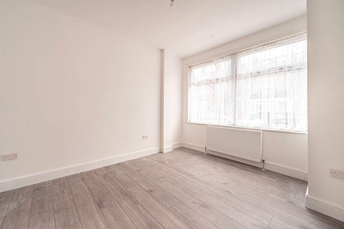 4 Bedroom Terraced House To Rent In Pulleyns Avenue, East Ham, London, E6