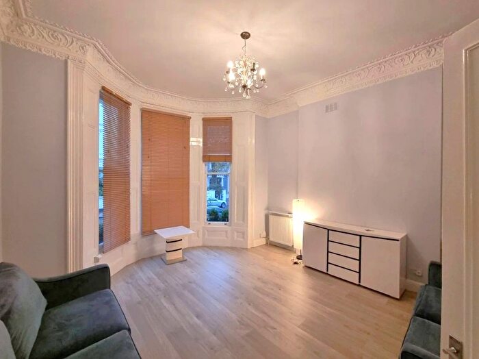 2 Bedroom Flat To Rent In Elgin Crescent, London, W11