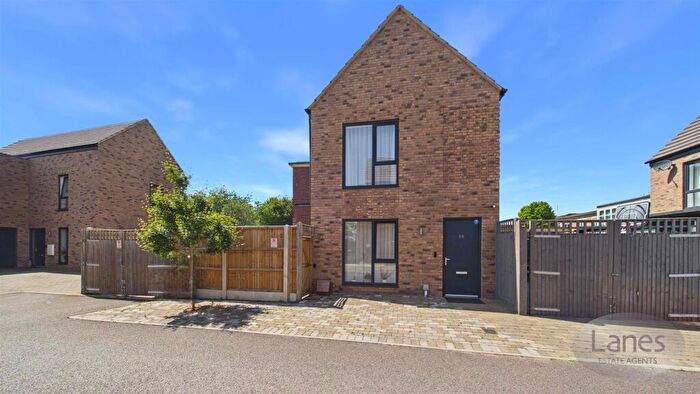 2 Bedroom Detached House For Sale In Beadman Road, Cheshunt, Waltham Cross, EN8
