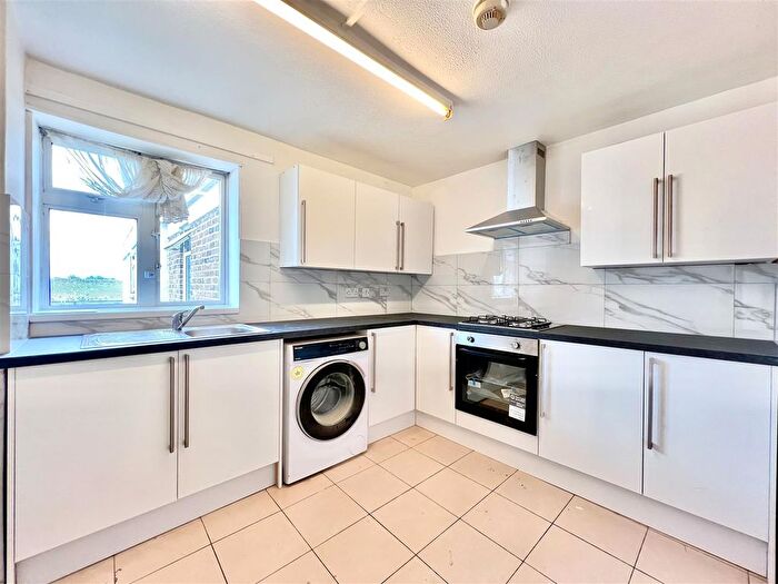 2 Bedroom Flat To Rent In Convent Way, Southall, UB2