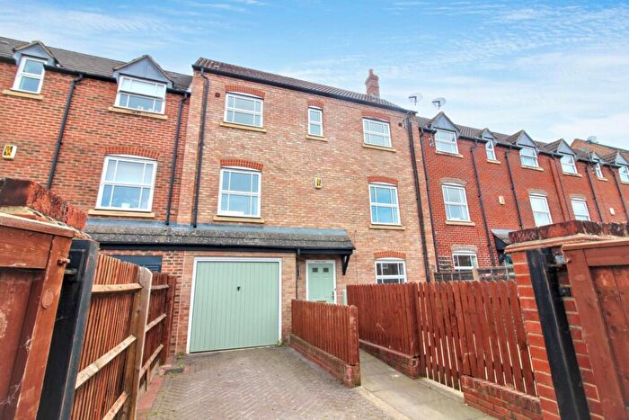 3 Bedroom Town House To Rent In Wedgewood Street, Aylesbury, HP19