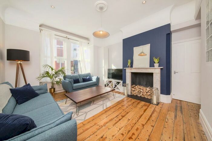 2 Bedroom Apartment To Rent In Thurlow Park Road, Dulwich, London, SE21