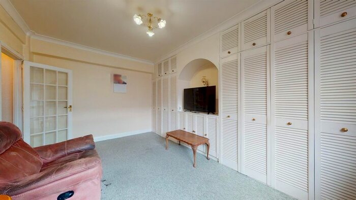 Studio To Rent In Balham High Road, London, SW17