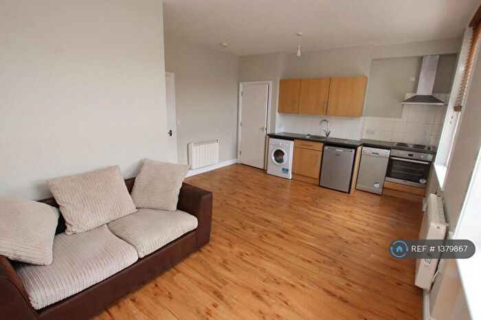 2 Bedroom Flat To Rent In Russell Street, Reading, RG1