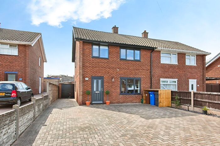 3 Bedroom Semi-Detached House For Sale In Farm Close, Burton-On-Trent, DE13