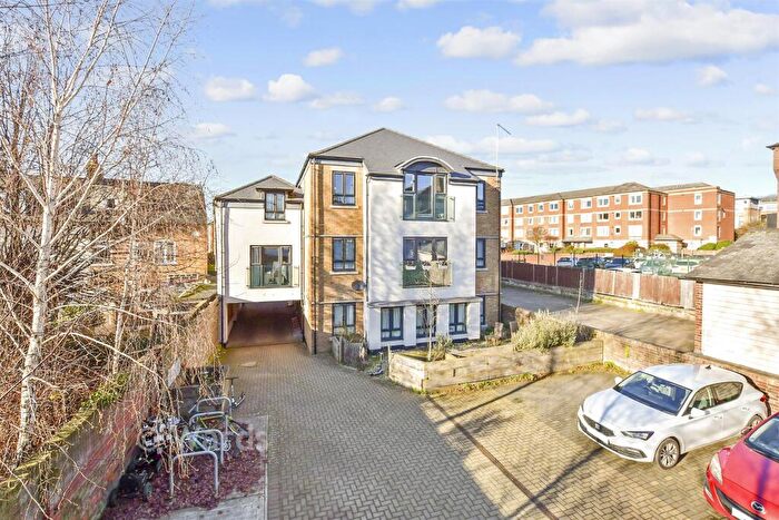 2 Bedroom Apartment For Sale In Queen Anne Road, Maidstone, Kent, ME14